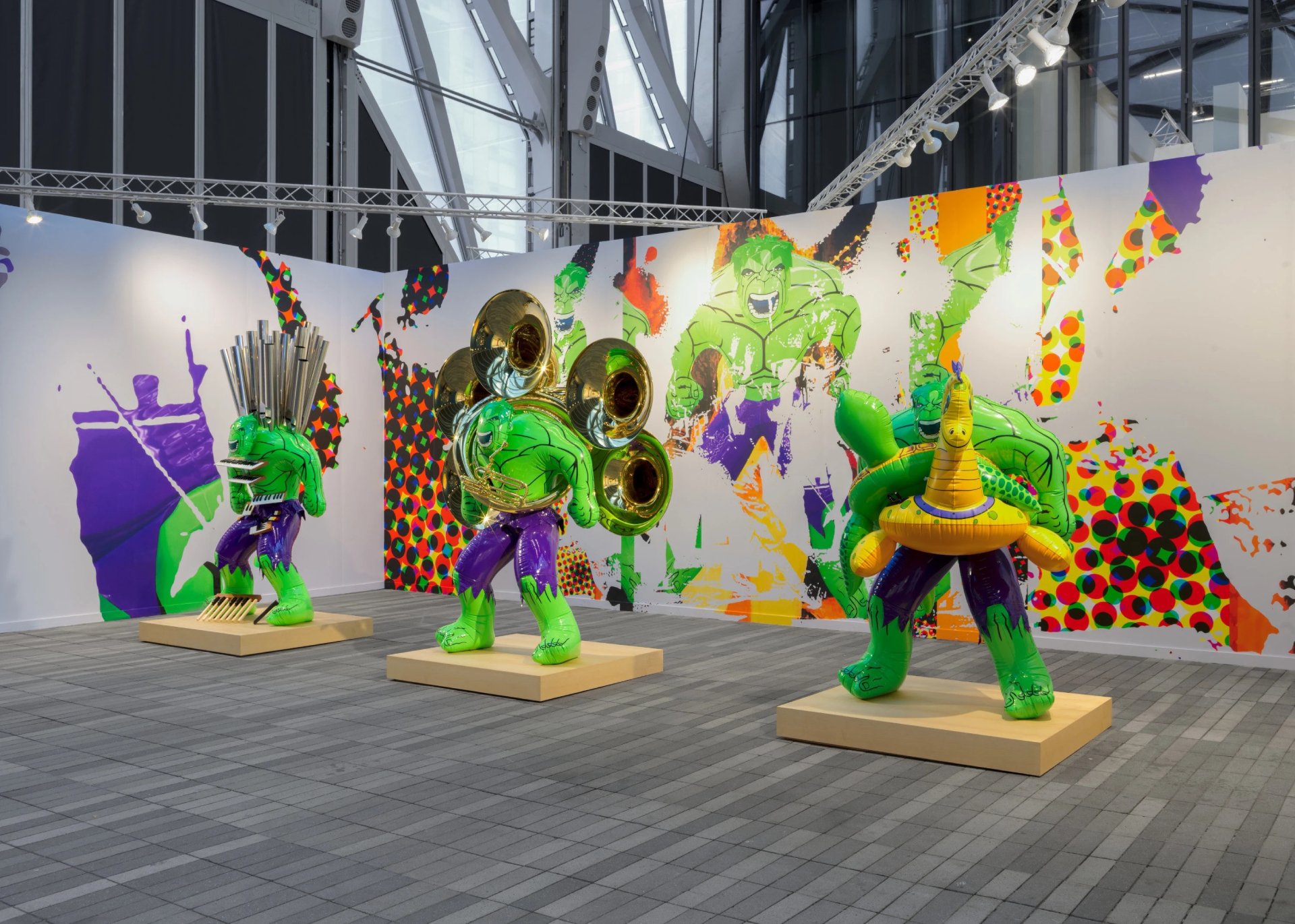 Gagosian’s booth at Frieze New York 2025, featuring sculpture by Jeff Koons. Artwork © Jeff Koons. Incredible Hulk™ and © Marvel. All rights reserved.